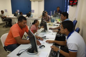 Durante essa semana, a Cosanpa está suspendendo os cortes no abastecimento, assim como a negativação dos clientes. O pagamento das dívidas está isento de juros e multa, e o cliente pode negociar seu débito dando uma entrada de até 30% do valor total da dívida e parcelando em até 60 vezes o restante. FOTO: ELISEU DIAS / AG. PARÁ DATA: 08.10.2015 BELÉM - PARÁ