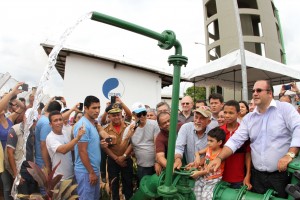 Mais de 1,6 mil famílias do conjunto Almir Gabriel, em Marituba, na Região Metropolitana de Belém, são beneficiadas com o novo Sistema de Abastecimento de Água da Companhia de Saneamento do Pará (Cosanpa), inaugurado pelo governo do Estado neste sábado. Na foto, o governador Simão Jatene durante a inauguração. FOTO: CRISTINO MARTINS / AG. PARÁ DATA: 07.11.2015 MARITUBA - PARÁ